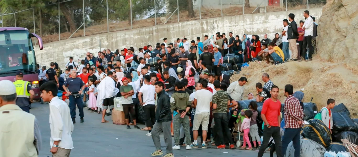 Νέα Καβάλα: Έφτασαν τα πρώτα λεωφορεία με αλλοδαπούς
